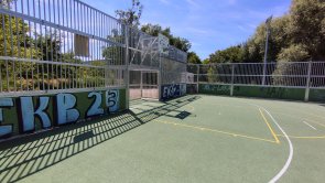 Spielgeräte auf einem Spielplatz