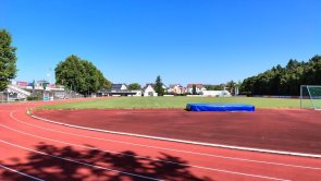 Sportplatz Egelsbach mit Aschenbahn und Tribüne
