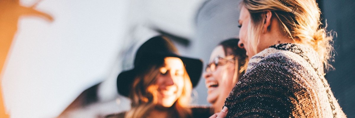 Frau streckt ihre Hand mit gespreizten Fingern aus