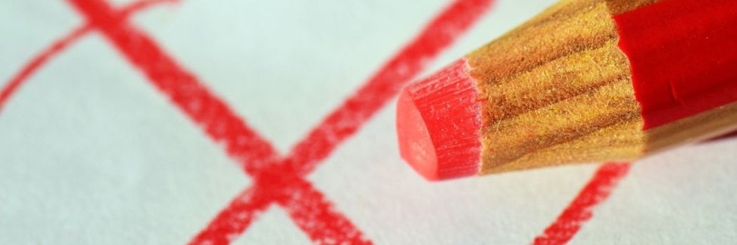 Kommunalwahl in Hessen Angekreuzter Wahlzettel und roter Buntstift.