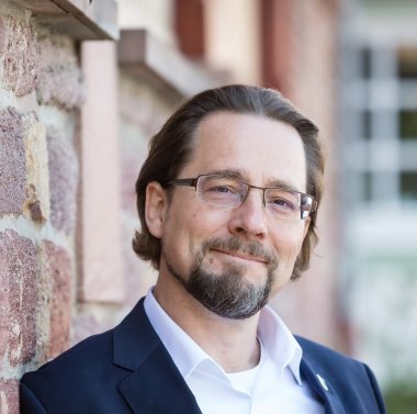 Bürgermeister Tobias Wilbrand an Hauswand