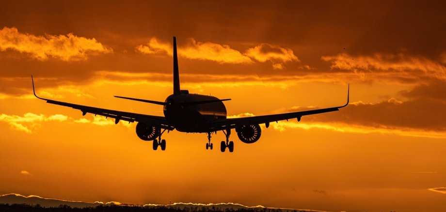 Flugzeug am Abendhimmel