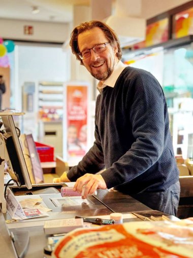 Bürgermeister Wilbrand an der Kasse des neu eröffneten dm-drogerie marktes.