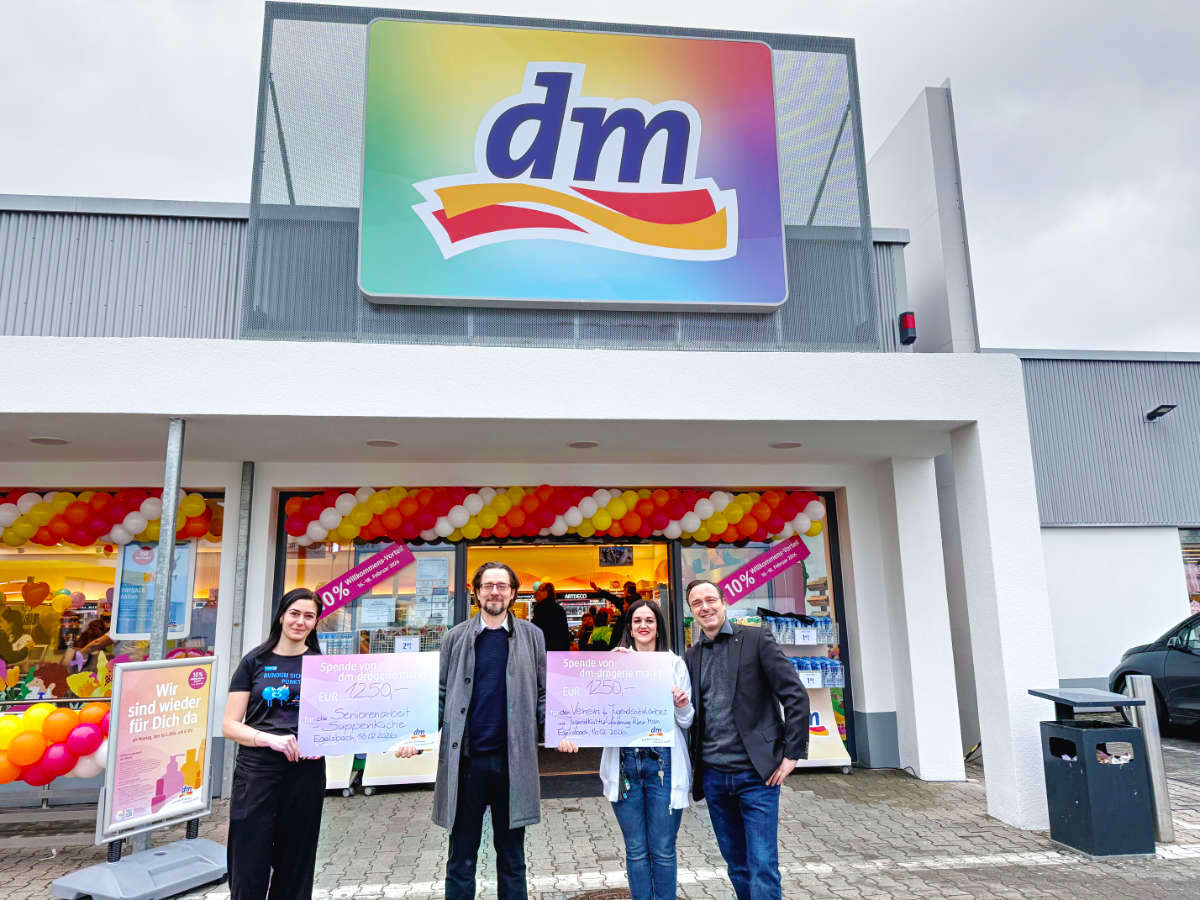 Bürgermeister Wilbrand bei der Neueröffnung des dm-drogerie marktes.