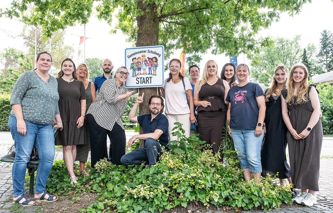 Gruppenfoto mit Kita-Leitungen, Schulbetreuung, Fachdienstleitung und Bürgermeister zur Einweihung der Schildes „Gemeinsamer Schulweg“