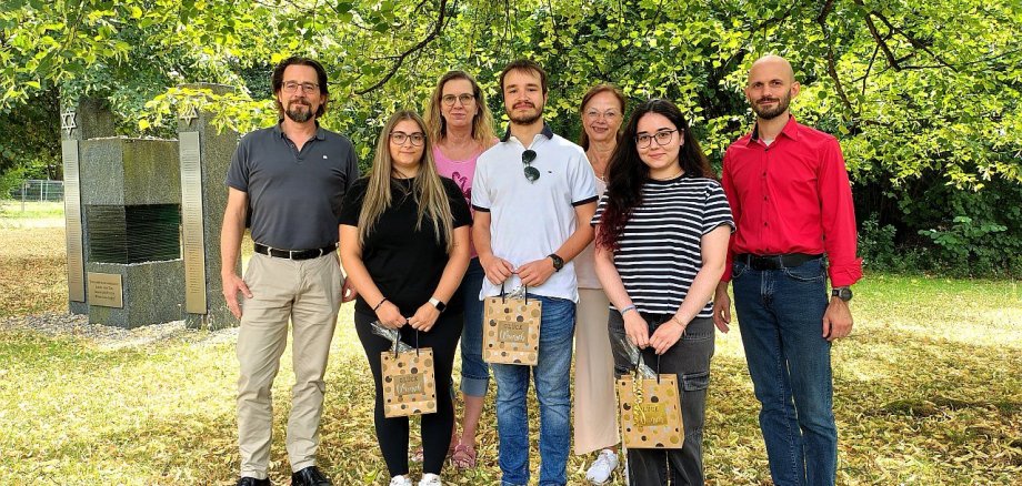 260720_Ehrung_Azubis 2026_18_bearbeitet Gruppenfoto vor dem Rathaus