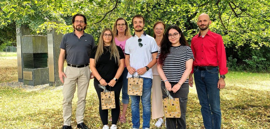 Gruppenfoto vor dem Rathaus