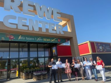 Kooperationspartner und Vertreter der Gemeinde Egelsbach vor dem REWE-Center