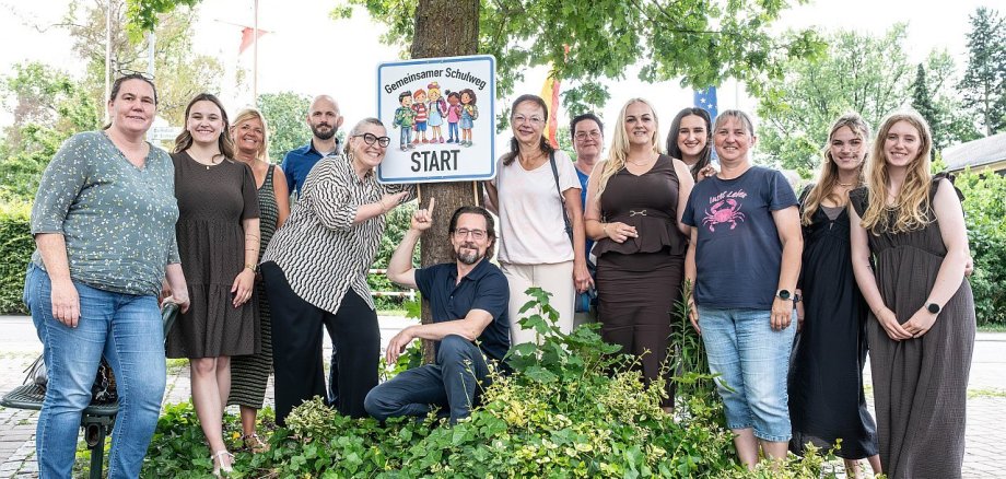 Gruppenfoto mit Kita-Leitungen, Schulbetreuung, Fachdienstleitung und Bürgermeister zur Einweihung der Schildes „Gemeinsamer Schulweg“