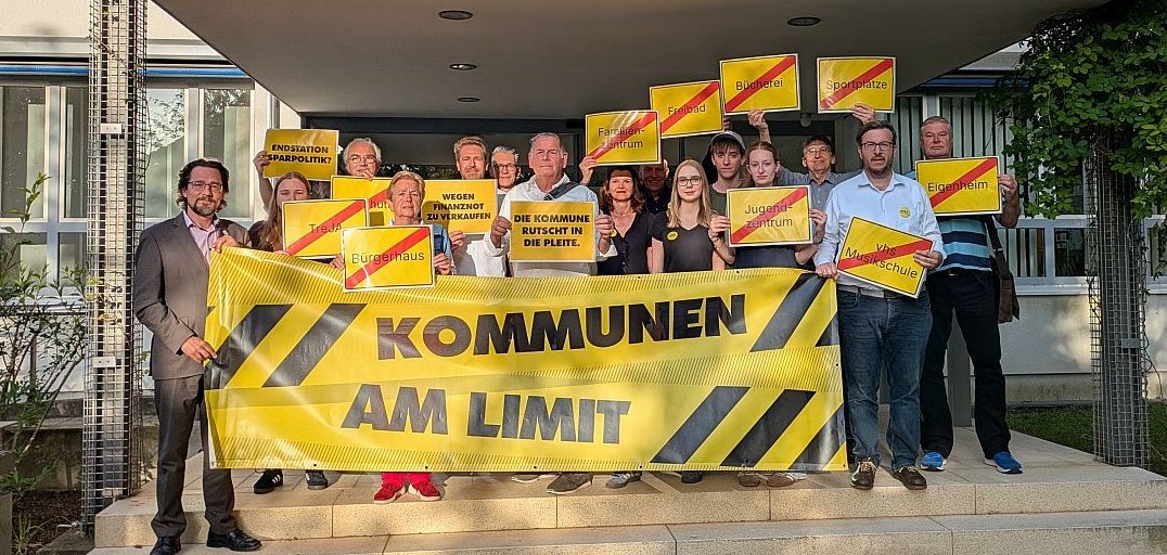Aktionstag „Kommunen am Limit“ – Gemeindevertreterinnen und -vertreter protestieren vor dem Rathaus