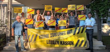 Aktionstag „Kommunen am Limit“ – Gemeindevertreterinnen und -vertreter protestieren vor dem Rathaus