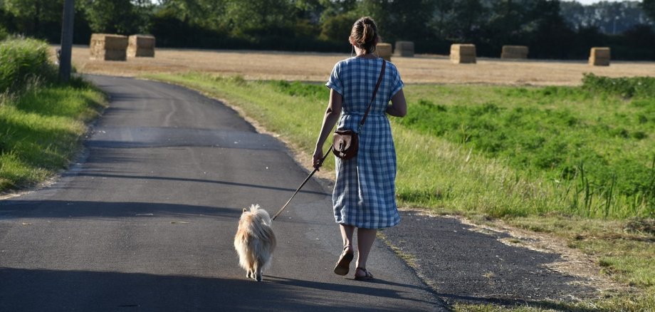 Frau geht mit Hund spazieren