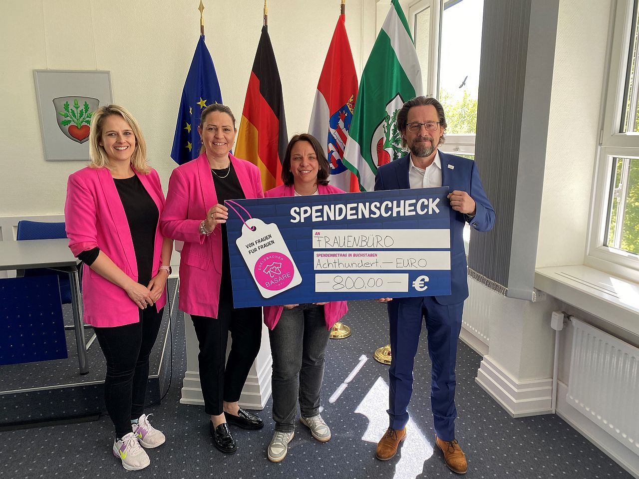 Die Frauen des Basarteams überreichten Bürgermeister Wilbrand einen Spendenscheck in Höhe von 800 Euro
