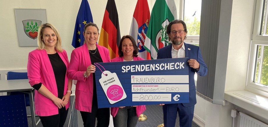 Die Frauen des Basarteams überreichten Bürgermeister Wilbrand einen Spendenscheck in Höhe von 800 Euro