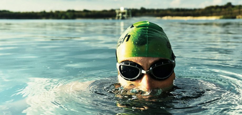 Schwimmer im See