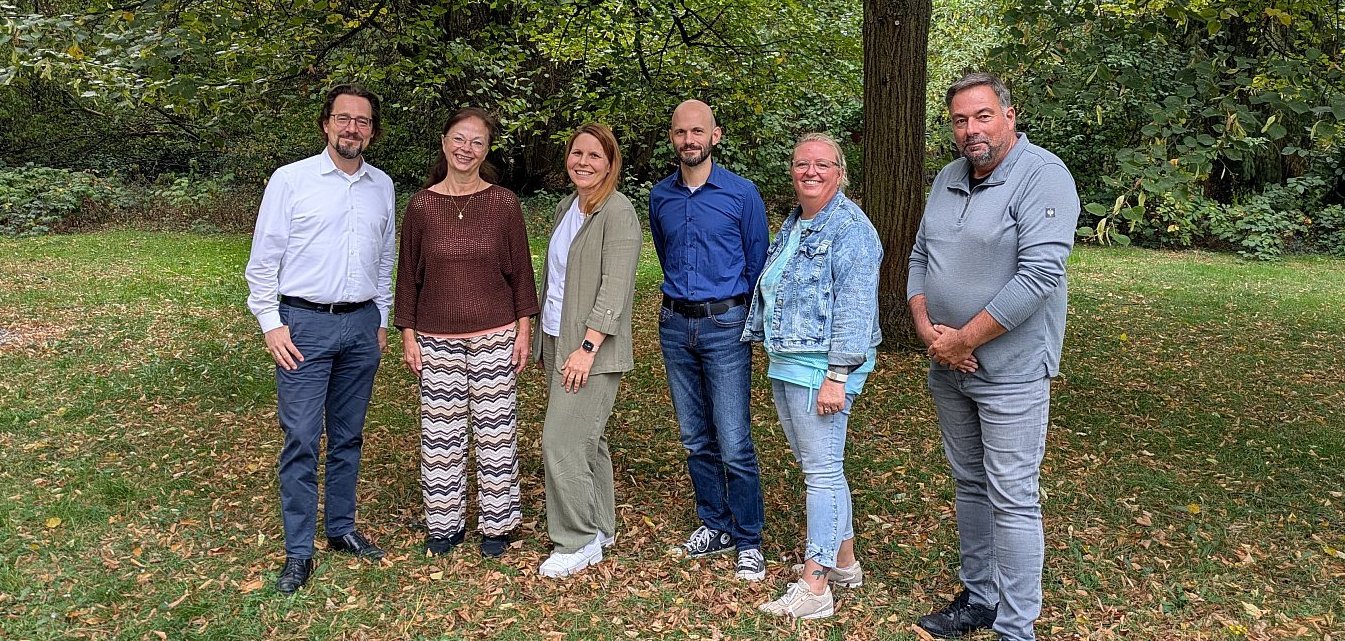 Gruppenfoto zum 40-jährigen Dienstjubiläum von Barbara Mey